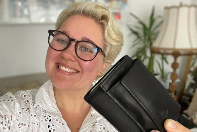 Redakteurin Irina Höfken hält ihr Portemonnaie in die Kamera – zum Glück ist es wieder da.