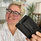 Redakteurin Irina Höfken hält ihr Portemonnaie in die Kamera – zum Glück ist es wieder da.