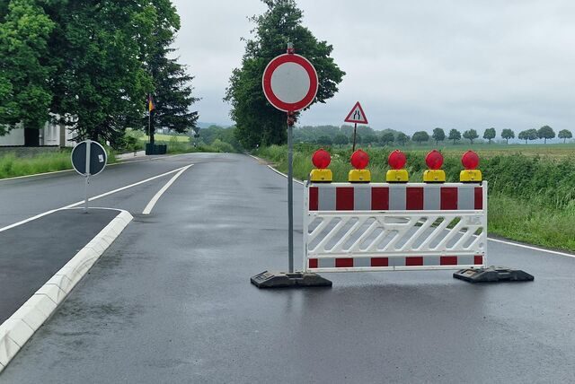 Kein Durchkommen: Die Bausenhagener Straße ist nach dem Starkregen über Fröndenberg am 20. Mai bereits an der Kreuzung Palzstraße gesperrt.