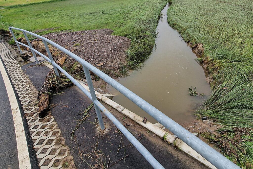 Die Wassermassen verrichteten an der Brücke über den Rammbach Die Wassermassen verrichteten an der Brücke über den Rammbach