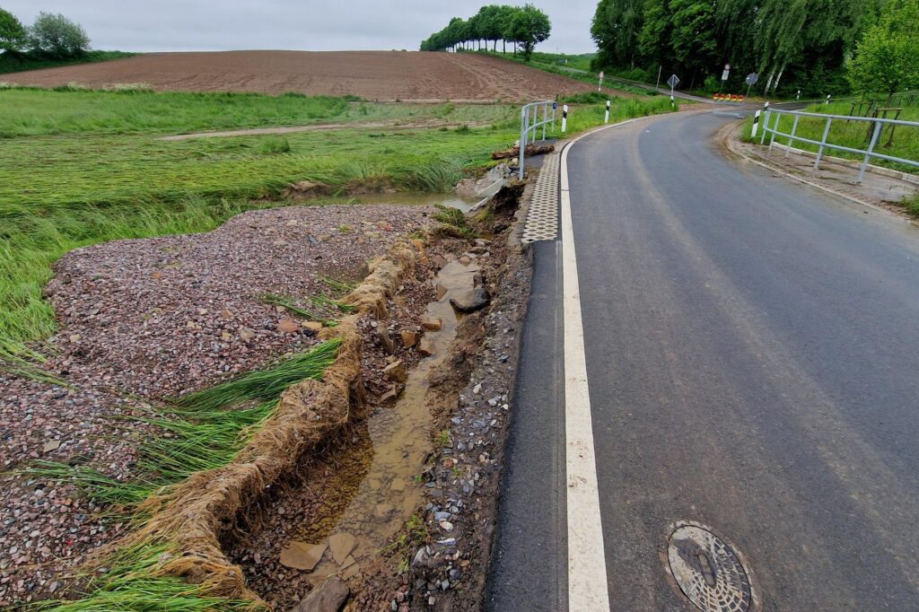 Der Bereich der Böschung entlang der Bausenhagener Straße am Rammbach ist stark ausgespült. Das Befahren der Straße ist an dieser Stelle nicht sicher. Der Bereich der Böschung entlang der Bausenhagener Straße am Rammbach ist stark ausgespült. Das Befahren der Straße ist an dieser Stelle nicht sicher.