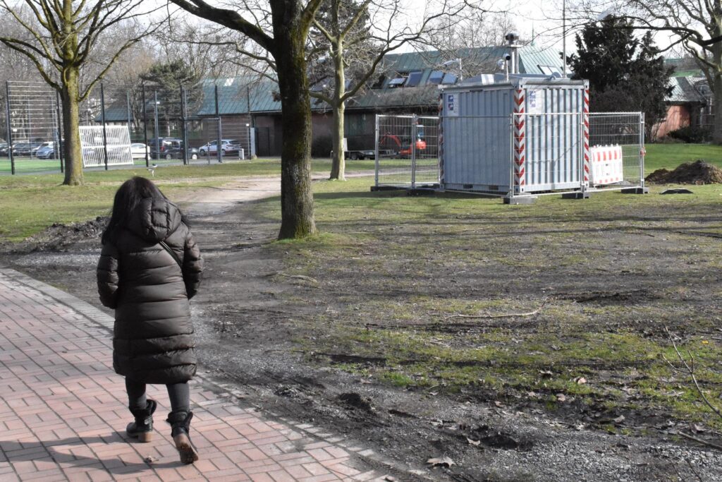 Im Keuningpark zwischen Uhland- und Leopoldstraße (B54) steht der neue Video-Container neben einem Fußballplatz. Im Keuningpark zwischen Uhland- und Leopoldstraße (B54) steht der neue Video-Container neben einem Fußballplatz.