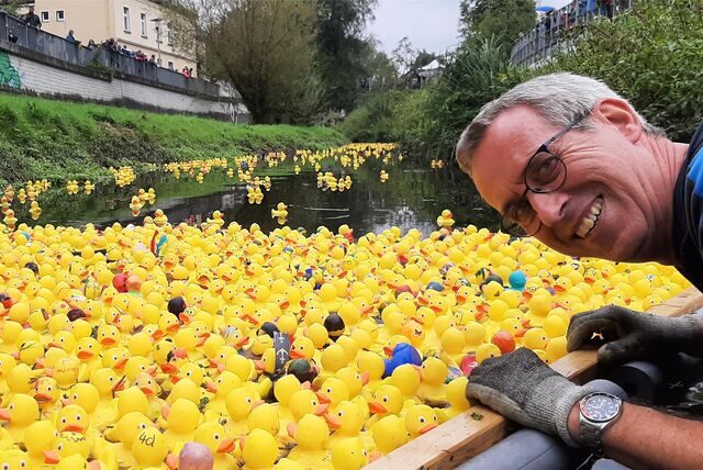 Zieleinlauf der Enten beim Entenrennen auf der Seseke.