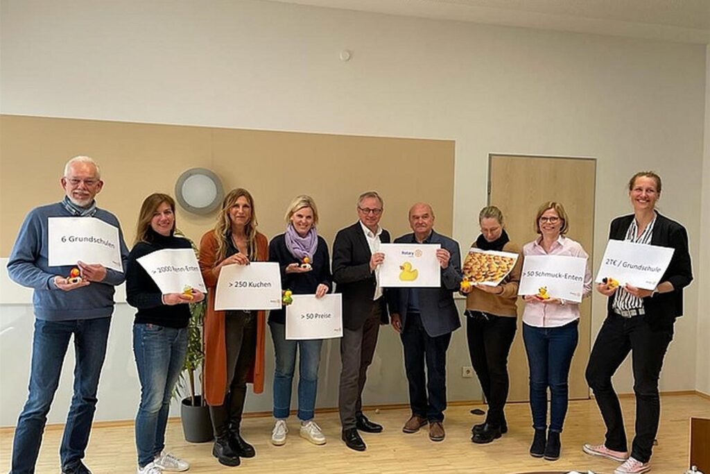 2000 Enten, jeweils 2000 Euro. Vertreterinnen der Kamener Grundschulen nahmen jetzt die Spende des Rotary-Clubs Kamen entgegen. 2000 Enten, jeweils 2000 Euro. Vertreterinnen der Kamener Grundschulen nahmen jetzt die Spende des Rotary-Clubs Kamen entgegen.