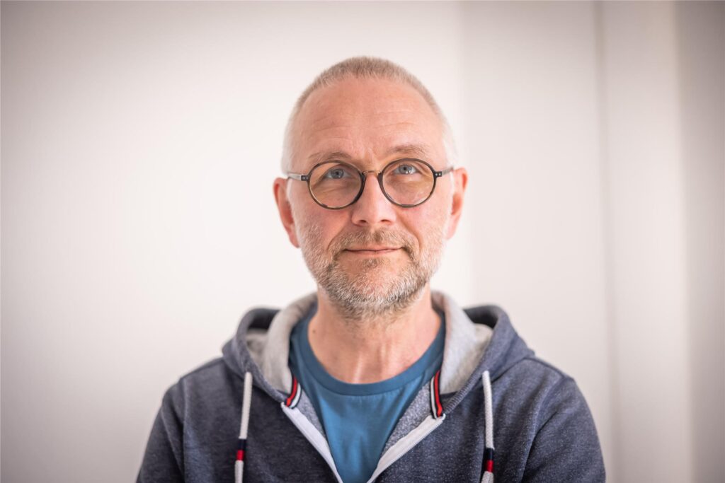 Benedikt Bock ist Diplom-Psychologe und Systemischer Therapeut, der unter anderem Beratungen speziell für Männer anbietet. In der Kolumne „Beziehungsweise“ beantwortet er Fragen für und von Männern rund um Beziehungen und Liebe. Benedikt Bock ist Diplom-Psychologe und Systemischer Therapeut, der unter anderem Beratungen speziell für Männer anbietet. In der Kolumne „Beziehungsweise“ beantwortet er Fragen für und von Männern rund um Beziehungen und Liebe.