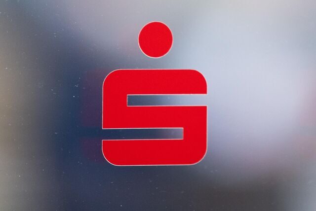 Das Sparkassen-Logo auf einer Glastür.
