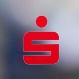 Das Sparkassen-Logo auf einer Glastür.