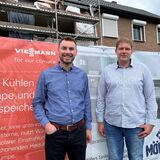 Zwei Männer stehen vor einem Baustellenschild in Haltern.