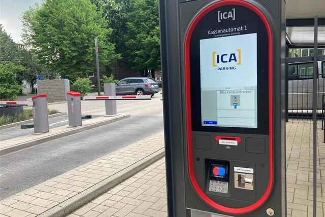 Mal kurz an der Sparkasse den Wagen für den Einkaufsbummel abstellen. Diese Zeiten sind vorbei. Eine neue Schranke ist im Betrieb, ab jetzt wird wieder bezahlt.