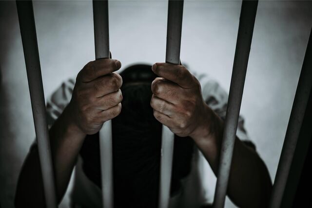 mann hinter gittern