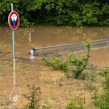 Das Schild am Sperrtor zum Regenrückhaltebecken im Bimbergtal hat seine Bewandnis: Reicht das Stauvolumen nicht aus, kommt es zu einer Überflutung. Dies ist durchaus keine Überraschung und sei planerisch so vorgesehen – als kleineres Übel im Vergleich zu Hochwasserschäden in der Ortslage von Unna-Lünern.