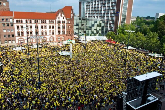 Der schwarz-gelb gefüllte Friedensplatz beim Public Viewing 2014.