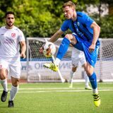Lukas Ziegelmeir schießt einen Fußball.