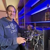 Ralf Bieri steht an der Espressomaschine im Morgentor in Unna. Am Freitagabend gibt es hier das Eröffnungsspiel der Fußball-EM zu sehen.