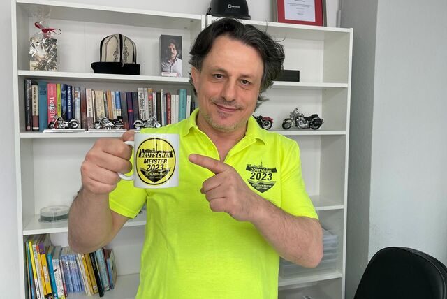 BVB-Fanliebe in Schwerte: Zum Meisterschaftsspiel am Samstag hatte der Werbegestalter Engin Izgi Dortmunder Merchandise designt.