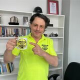 BVB-Fanliebe in Schwerte: Zum Meisterschaftsspiel am Samstag hatte der Werbegestalter Engin Izgi Dortmunder Merchandise designt.
