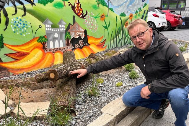 Garten- und Landschaftsbauer Karsten Banscherus freut sich über eine gelungene Umgestaltung. Zahlreiche Insekten werden sich auch freuen. Neben Blühpflanzen bietet das Ex-Schotterbeet auch Nistplätze sowohl im Holz als auch im Lehm-Sand.