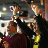 Zwei BVB-Fans stehen jubelnd in einer Kneipe.