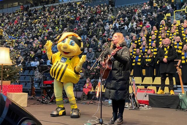 Jo Marie Dominiak beim BVB-Weihnachtssingen.