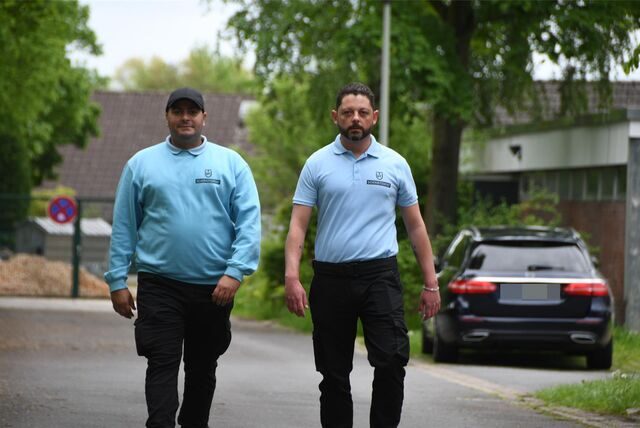 Thomas Kunsnierek (r.), Chef des TK Sicherheitsdienstes, und seine Mitarbeiter, hier Khalid Mekkawi, patrouillieren in Zweier-Teams durch Bork. Die Mitarbeitenden sind rund um die Unterkunft unterwegs.