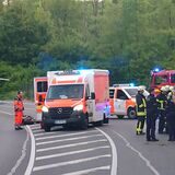 Einsatzkräfte nach einem Motorradunfall auf der Pelkumer Straße in Bönen