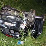 Ein Auto im Straßengraben nach einem Unfall auf der A44 bei Unna