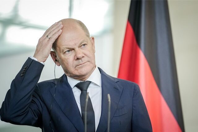 Sicherheitspanne in Frankfurt: Mann schafft es, Scholz zu umarmen