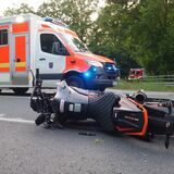 Ein Motorrad liegt nach einem Unfall in Bönen auf der Pelkumer Straße auf der Straße
