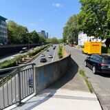 Die Zufahrtspur zum Rheinlanddamm (Fahrtrichtung Bochum) am Einmündungsbereich Märkische Straße