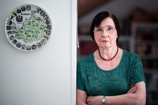 Dr. Bärbel Beutner steht in ihrem Wohnzimmer in Unna, neben ihr hängt ein Teller mit der Karte von Ostpreußen an der Wand. Ihre Familie wurde nach dem zweiten Weltkrieg aus ihrer Heimat in Heiligenwalde nahe Königsberg vertrieben.