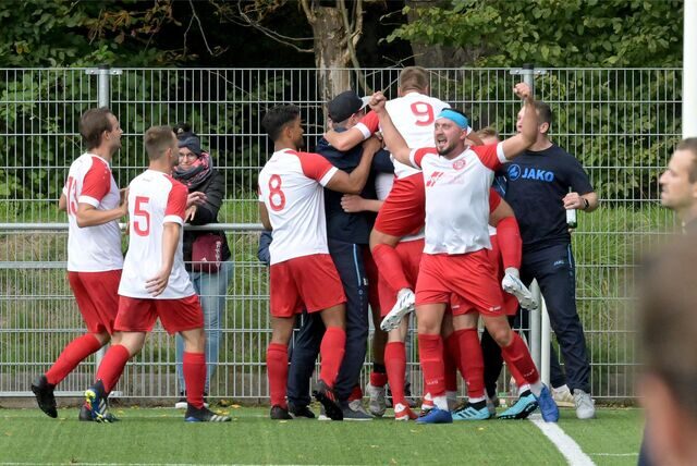 Die Spieler des BV jubeln.