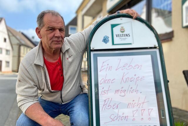 Oliver Hillen mit seinem Aufsteller: „Ein Leben ohne Kneipe ist möglich. Aber nicht schön!!!“ Der Wirt hat die vorletzte Kneipe in Westhofen aufgeben müssen – am Donnerstag (25. Mai) zapfte er das letzte Pils. Der 61-Jährige ist traurig.