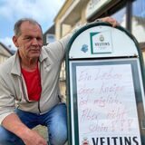 Oliver Hillen mit seinem Aufsteller: „Ein Leben ohne Kneipe ist möglich. Aber nicht schön!!!“ Der Wirt hat die vorletzte Kneipe in Westhofen aufgeben müssen – am Donnerstag (25. Mai) zapfte er das letzte Pils. Der 61-Jährige ist traurig.