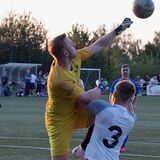 Bastian Luncke (in Gelb) faustet einen Ball weg.