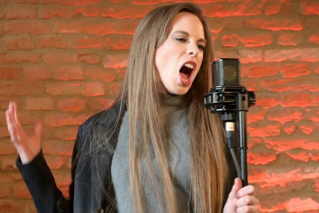 Musicaldarstellerin Lia Martin singt im Schloss Heeren den neuen Song „Mein verrücktes Liebeslied“ ein, der an diesem Freitag veröffentlicht wurde. Das Musical feiert Weltpremiere am Samstag, 27. Oktober, in der Konzertaula.