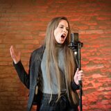Musicaldarstellerin Lia Martin singt im Schloss Heeren den neuen Song „Mein verrücktes Liebeslied“ ein, der an diesem Freitag veröffentlicht wurde. Das Musical feiert Weltpremiere am Samstag, 27. Oktober, in der Konzertaula.