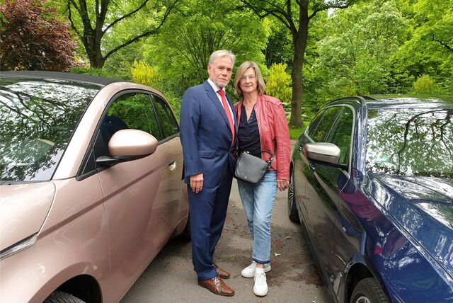 Ob mit dem Fiat oder dem BMW: Rosi und Ralf J. Bodczian bieten Ausflugsfahrten für die Generation 50 Plus an.