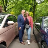 Ob mit dem Fiat oder dem BMW: Rosi und Ralf J. Bodczian bieten Ausflugsfahrten für die Generation 50 Plus an.
