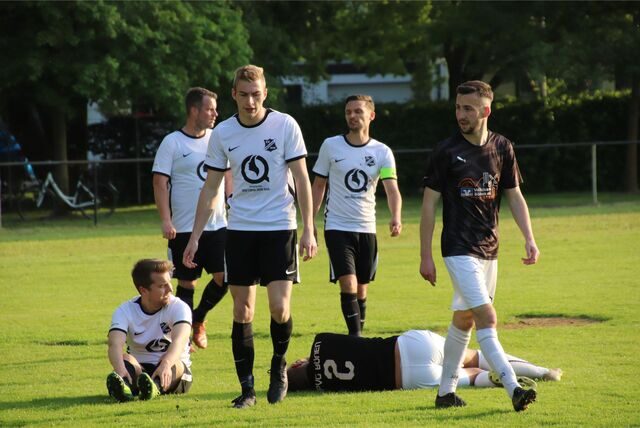 Der SV Frömern – weiße Trikots – hat das letzte Saisonspiel bei der SpVg Bönen trotz 1:0-Führung verloren.