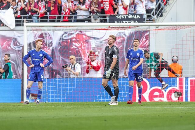 Sepp van den Berg, Ralf Fährmann und Marcin Kaminski (v. l., alle Schalke 04).