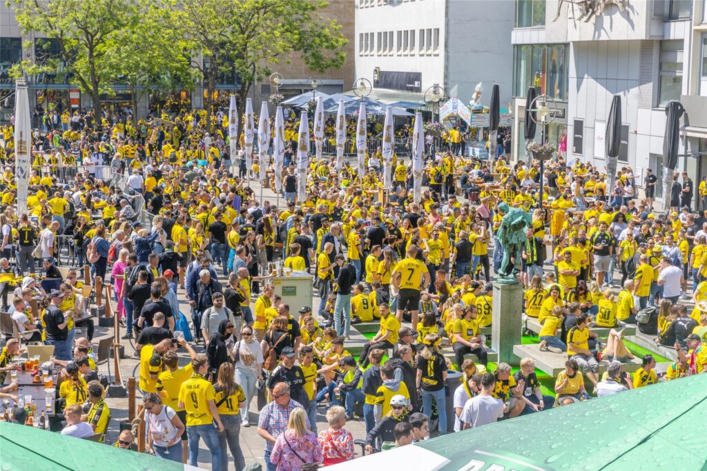 Der Alte Markt mit vielen schwarz-gelben Fans. Der Alte Markt mit vielen schwarz-gelben Fans.