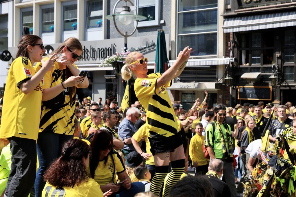 Fröhliche BVB-Fans auf dem Alten Markt. Fröhliche BVB-Fans auf dem Alten Markt.