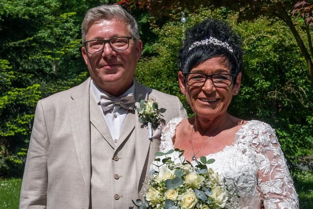 Martina und Ludger Stoerbrauck stehen auf einer Wiese am Dattelner Rathaus.
