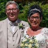 Martina und Ludger Stoerbrauck stehen auf einer Wiese am Dattelner Rathaus.