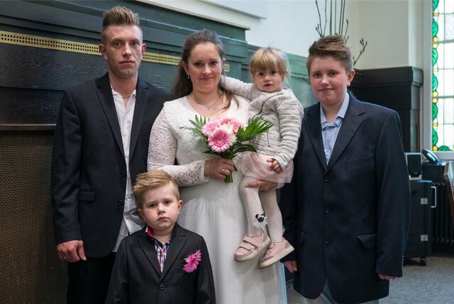 Viviane Okum-Dielitzsch und Pasqual Okum s´tehen mit ihren Kindern Phil (5), Kaia (1) und Liam (11) im Dattelner Rathaus.