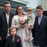 Viviane Okum-Dielitzsch und Pasqual Okum s´tehen mit ihren Kindern Phil (5), Kaia (1) und Liam (11) im Dattelner Rathaus.