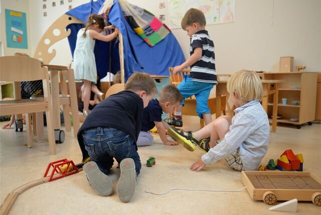 Mehrere Kinder spielen in einer Kita miteinander.