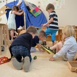 Mehrere Kinder spielen in einer Kita miteinander.