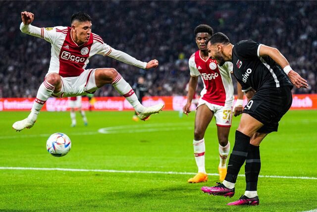 Edson Alvarez springt in die Luft
