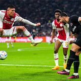 Edson Alvarez springt in die Luft